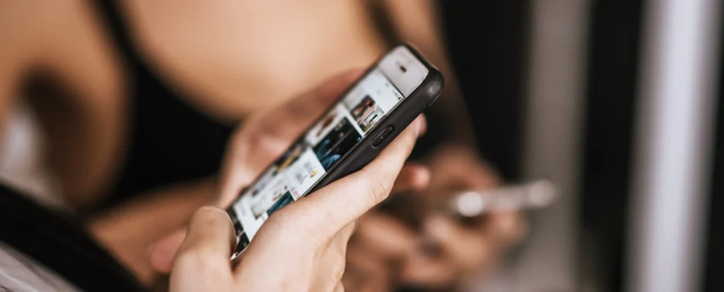 Busca por produtos no TikTok e Instagram representando SEO Social